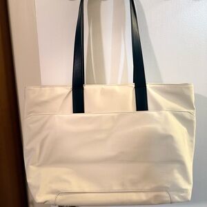 AWAY - The Everywhere Tote Salt White Colour